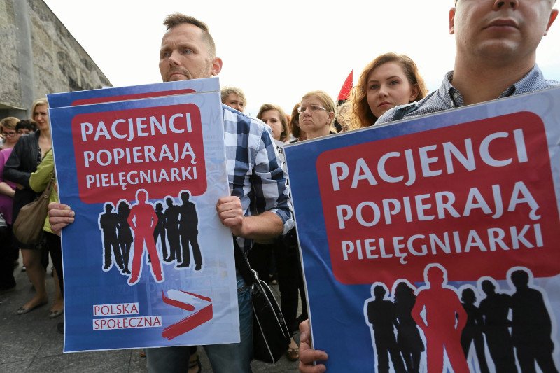 Pacjenci są największymi sprzymierzeńcami pielęgniarek - uważa pielęgniarz Sebastian Irzykowski, wiceprezes Naczelnej Izby Pielęgniarek i Położonych.