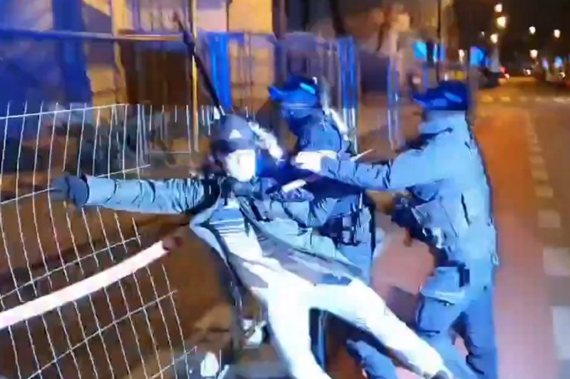 Policja użyła siły na placu Zbawiciela w Warszawie.