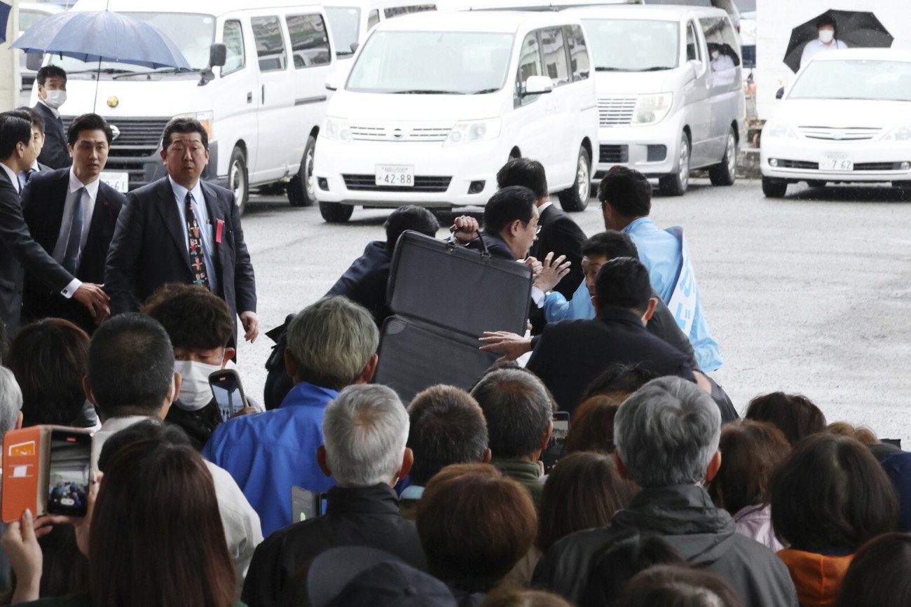 Ewakuacja premiera Japonii z powodu ekspolozji. Jest nagranie ze zdarzenia.