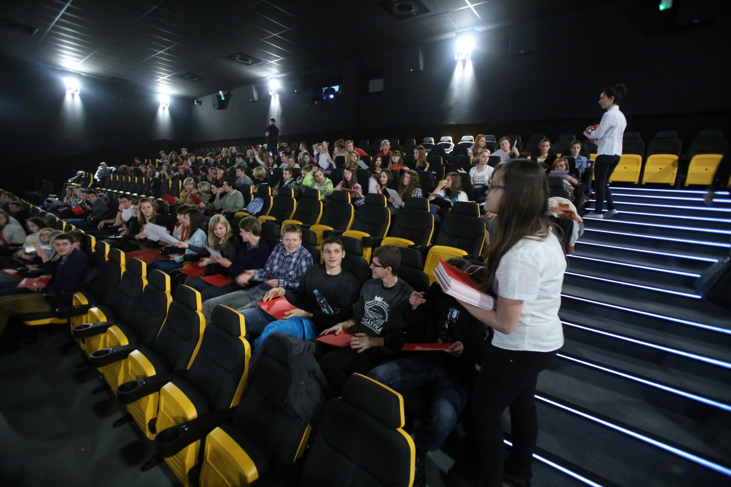 Sale kinowe od 6 czerwca będą zapełnione tylko do połowy. Widzowie będą musieli nosić maseczki i zajmować co drugie miejsce.