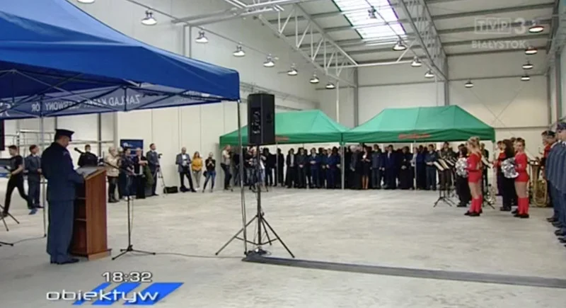 Relacja Telewizji Białystok z otwarcia fabryki w więzieniu w Czerwonym Borze. Widać, że uroczystość uświetniły skąpo ubrane cheerleaderki.