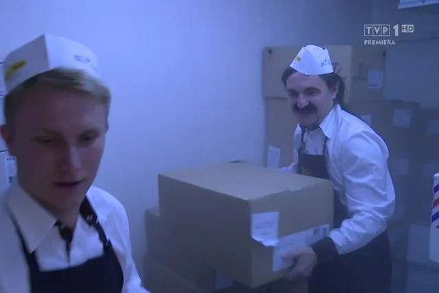 Kulisy sklepu Piotr i Paweł, takiej chłodni przechowuje się mrożone pieczywo. Dopieka się je w piecu obok lady z bułkami, produkując ich dokładnie tyle ile trzeba