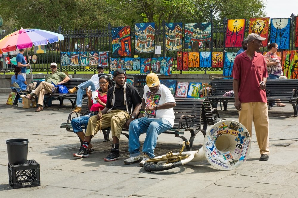 [url=http://shutr.bz/1eyvKqf] Muzycy odpoczywają na ławce na Jackson Square [/url], w tle widać prace wystawione przez ulicznego sprzedawcę sztuki.