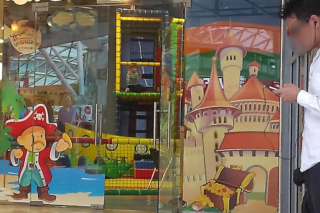 Plac zabaw w centrum handlowym jak przechowalnia bagażu. "Zostawili nawet 12 miesięczne dziecko"