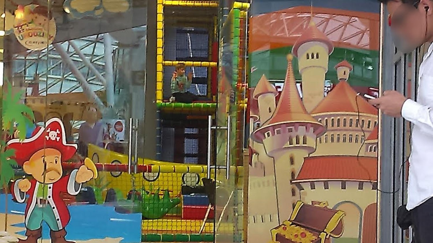 Plac zabaw w centrum handlowym jak przechowalnia bagażu. "Zostawili nawet 12 miesięczne dziecko"