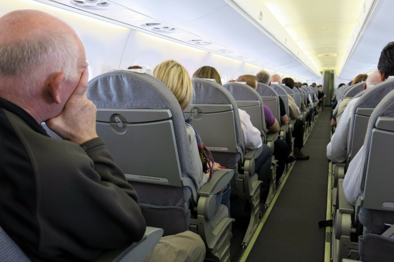 Kobieta nie chciała założyć maseczki w samolocie.