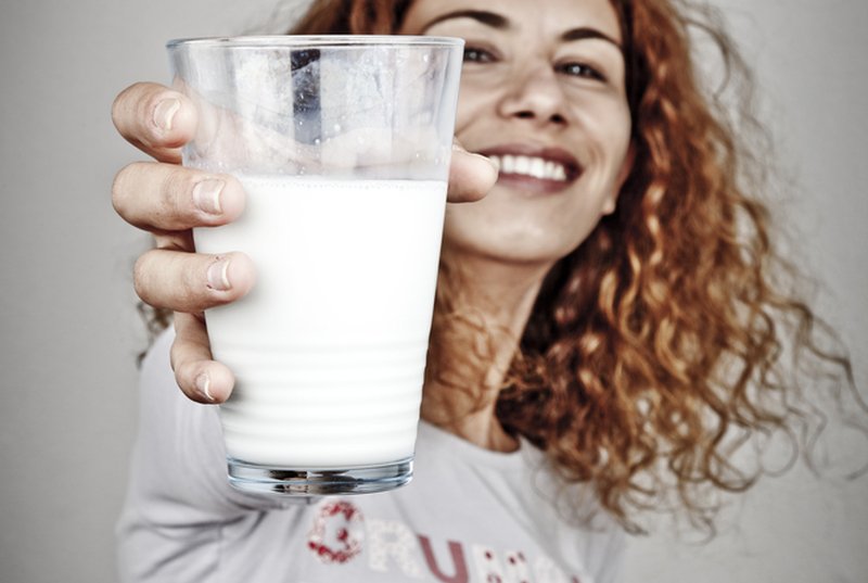 Po mleko sięgały nawet kobiety w starożytności, znając jego zbawienny wpływ na skórę. Ale o tym z kobiecej piersi jako o superskładniku kosmetycznym, do tej pory się nie mówiło