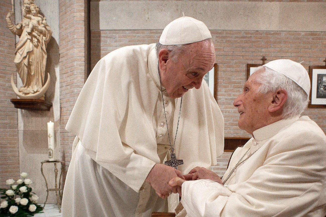 Papież Franciszek wraz z papieżem-seniorem, Benedyktem XVI. Zdjęcie z listopada 2020 r.