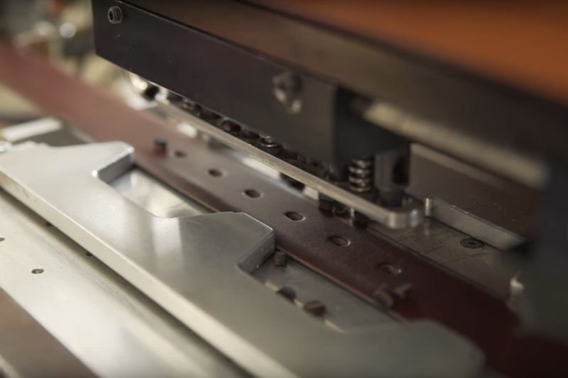 W programie "Fabryki w Polsce" pokazano m.in. jak wygląda produkowanie skórzanych pasków do spodni.