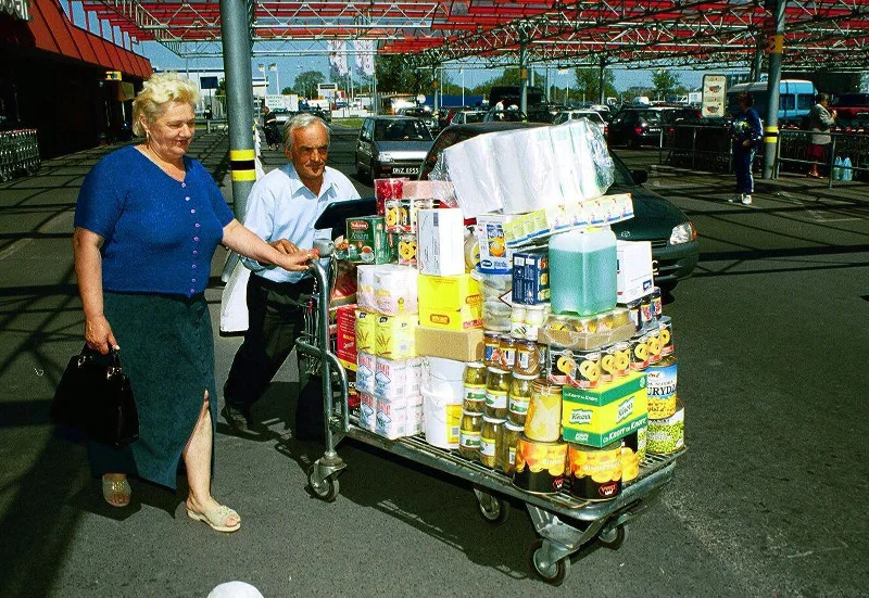 02.05.2000 rok. Makro było już bardzo dobrze znaną i popularną marką, a o "Biedronce" czy "Lidlu" nawet nikt nie marzył.