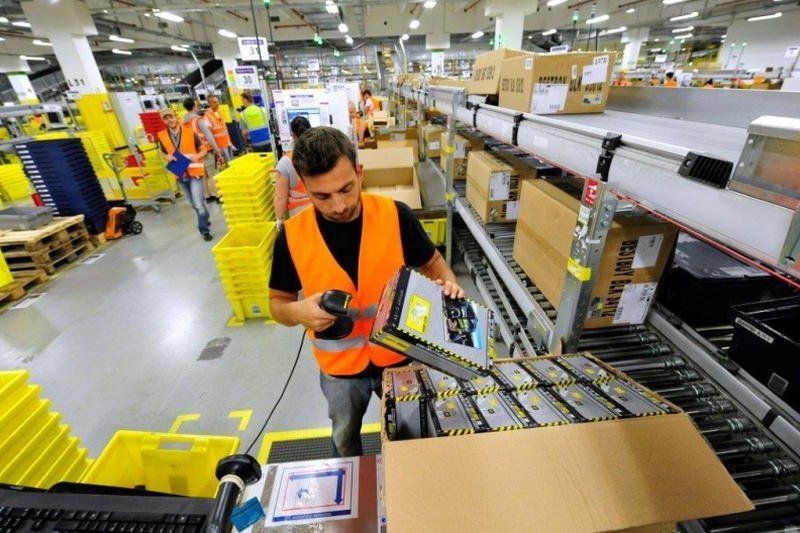 Amazon szuka pracowników do magazynu przez telefon. "1400 zł na rękę i rozwalony kręgosłup"