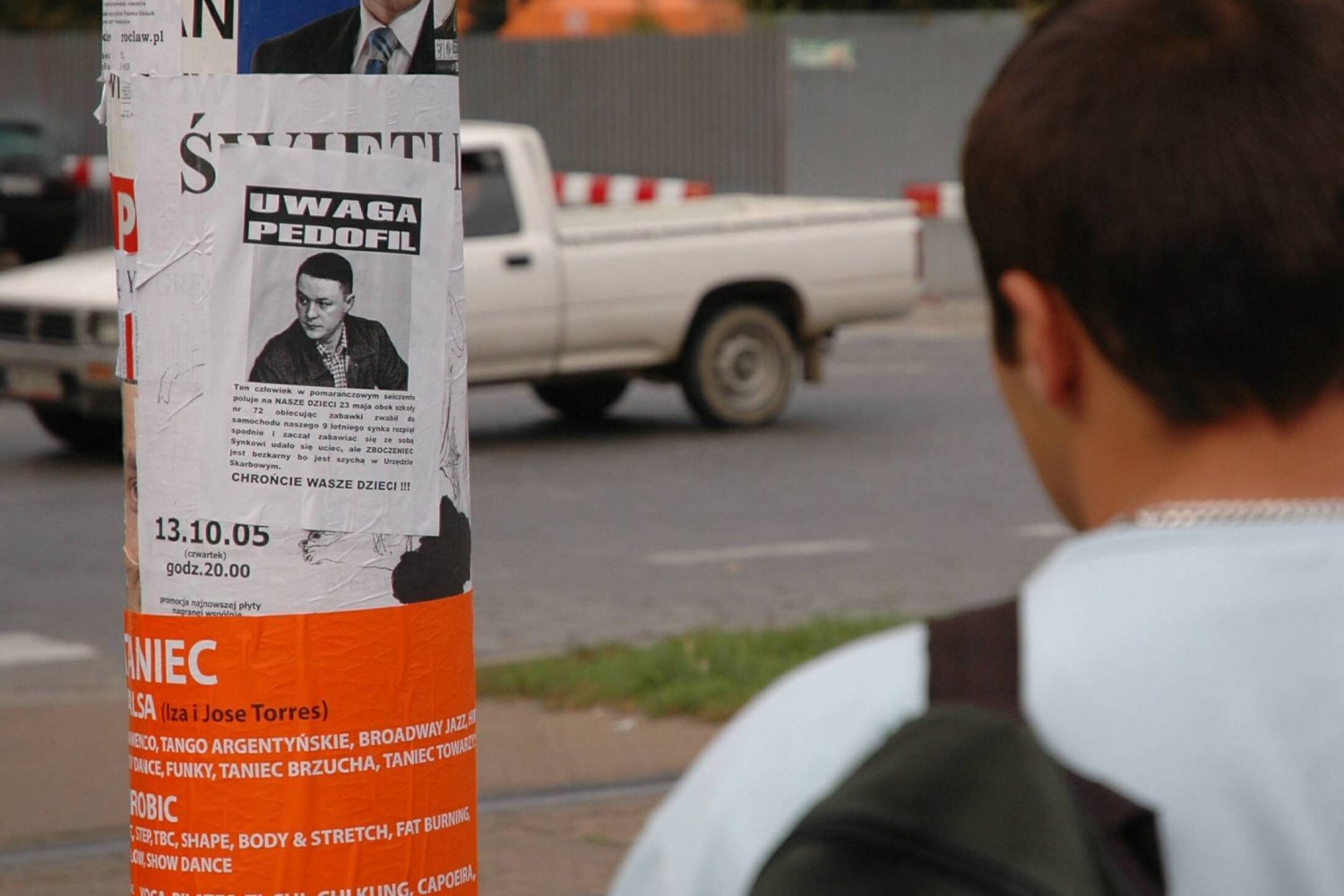 Plakat ostrzegający przed pedofilem we Wrocławiu