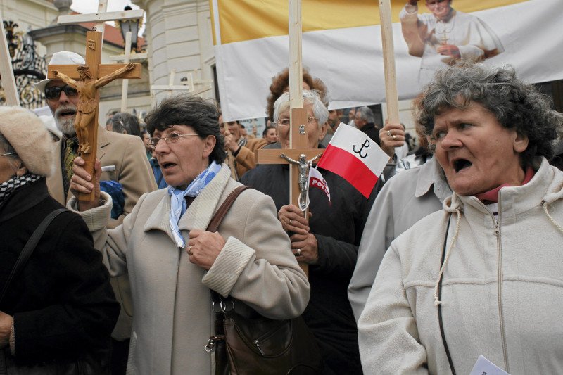 Obrońcy krzyża spod Pałacu Prezydenckiego przenieśli się do Francji