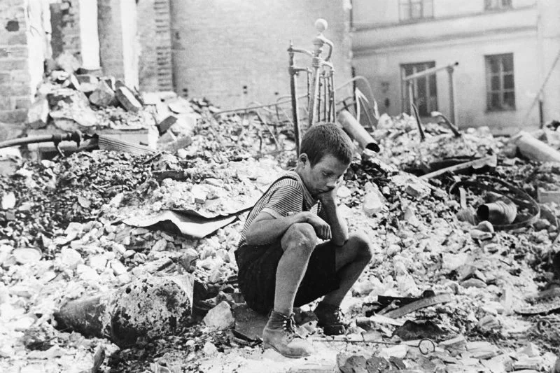 ''Widziałem Oblężenie Warszawy'' to książka napisana przez autora o pseudonimie Alexander Polonius, który był świadkiem upadku stolicy w 1939 roku. W Polsce dzienniki o tamtych tragicznych wydarzeniach wydał Dom Wydawniczy REBIS