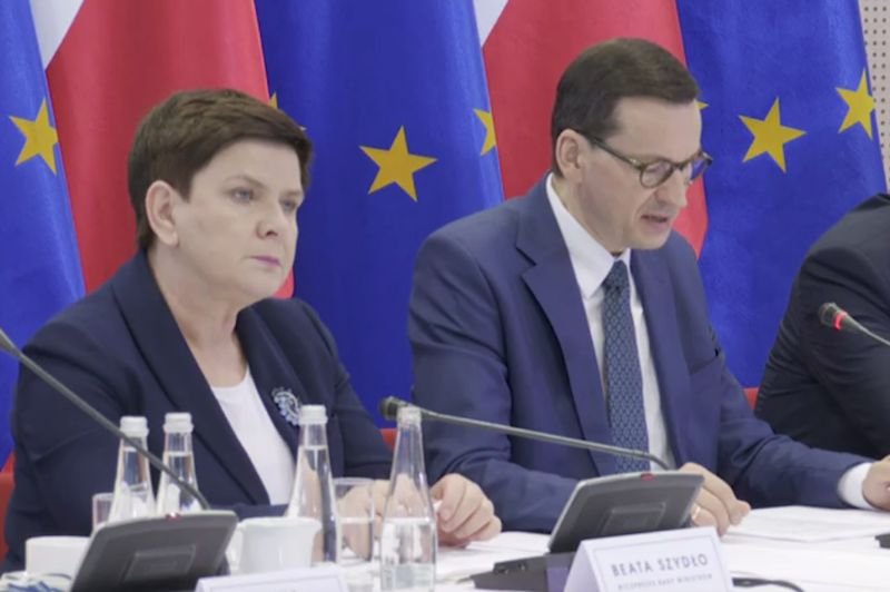 Przy "okrągłym" stole zasiedli m.in. premier Mateusz Morawiecki i wicepremier Beata Szydło.