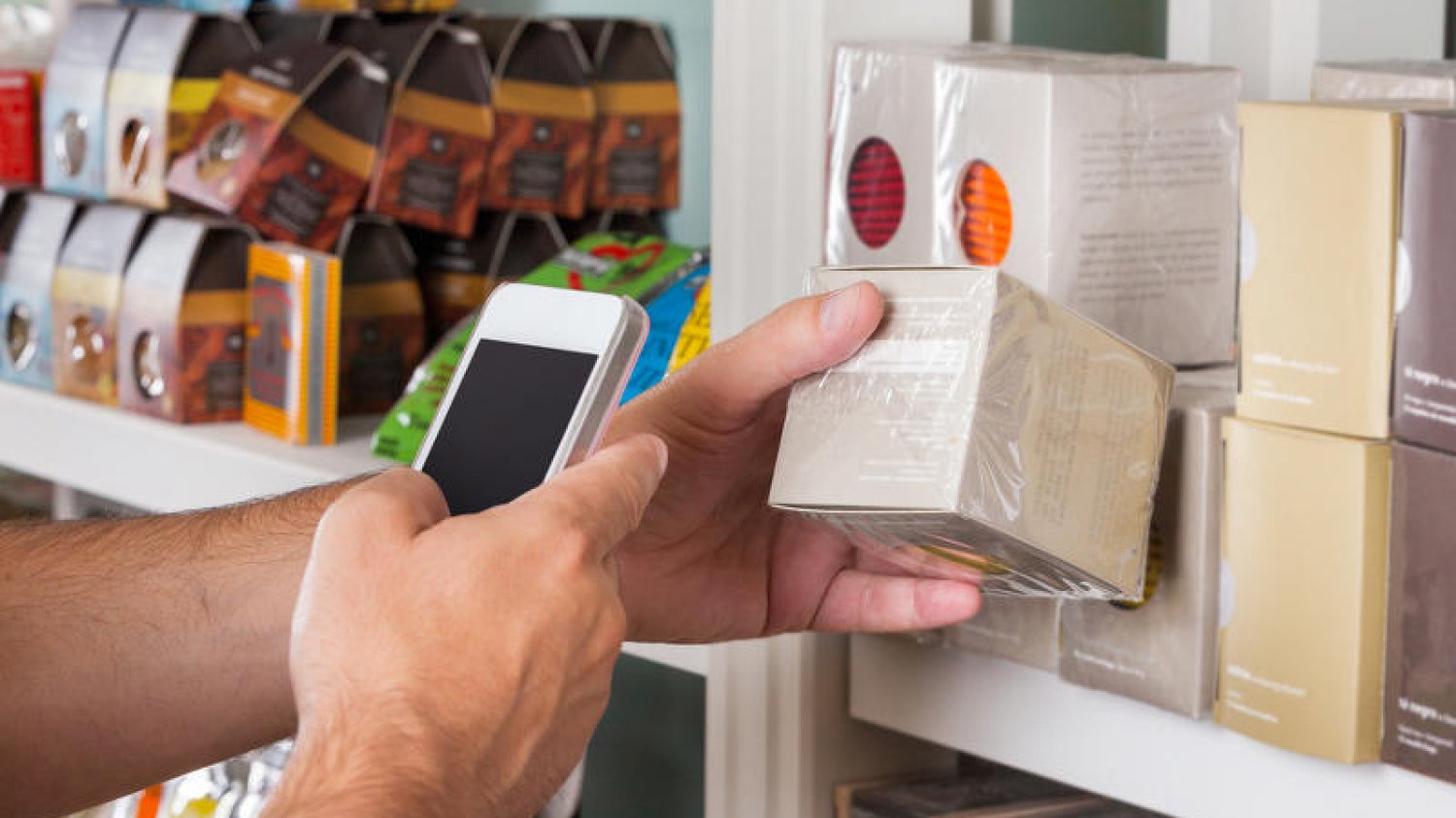 [url=http://www.shutterstock.com/pl/pic-155508257/stock-photo-cropped-image-of-man-s-hand-scanning-product-through-mobile-phone.html?src=nmXqXS3UbwWnJRFSk7a2pQ-3-24]Aplikacja[/url] "Bojkotuj okupanta" cieszy się coraz większą popularnością wśród Ukraińców