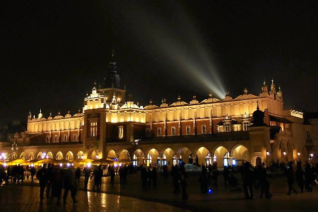 Policjanci zatrzymali kobietę, która pomazała elewację krakowskich Sukiennic kredkami