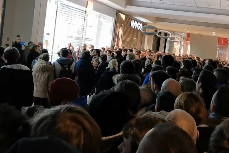 Napierający tłum doprowadził do odwołania promocji w salonie Mi Store.