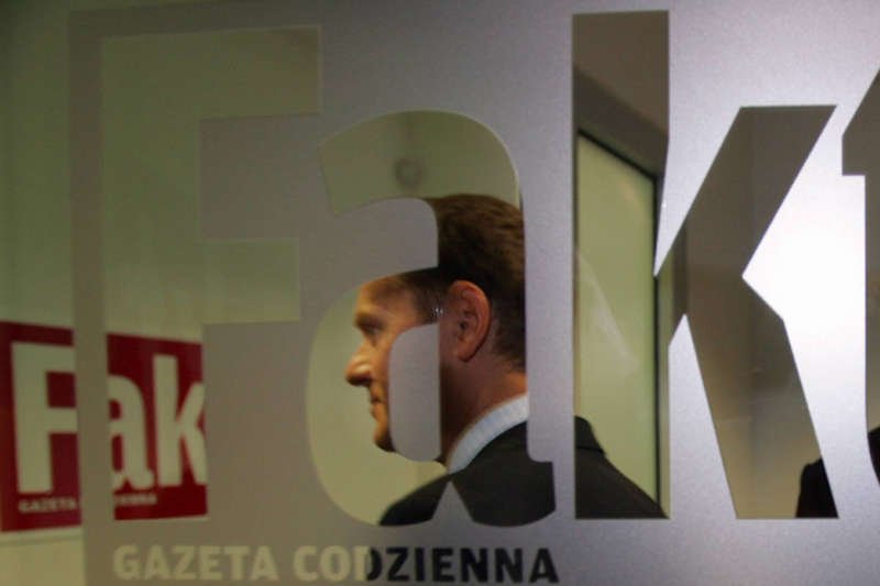 Donald Tusk w redakcji "Faktu" po debacie przed wyborami prezydenckimi (2005 rok)