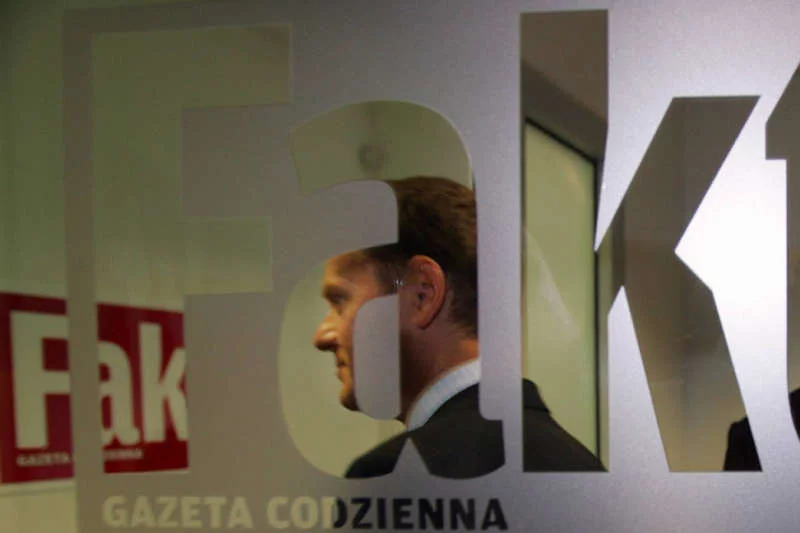 Donald Tusk w redakcji "Faktu" po debacie przed wyborami prezydenckimi (2005 rok)