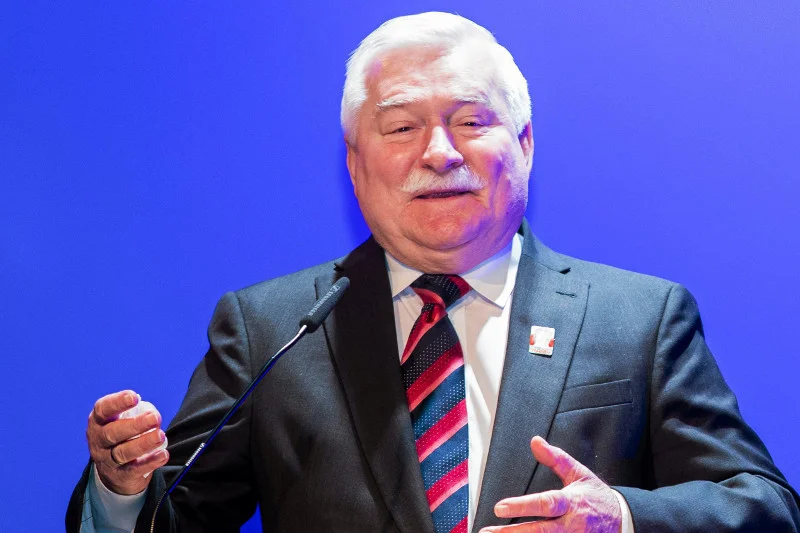 Wałęsa apeluje o stworzenie specjalnej komisji, która zbada, jaki wpływ na zwykłych Rosjan mają sankcje gospodarcze.