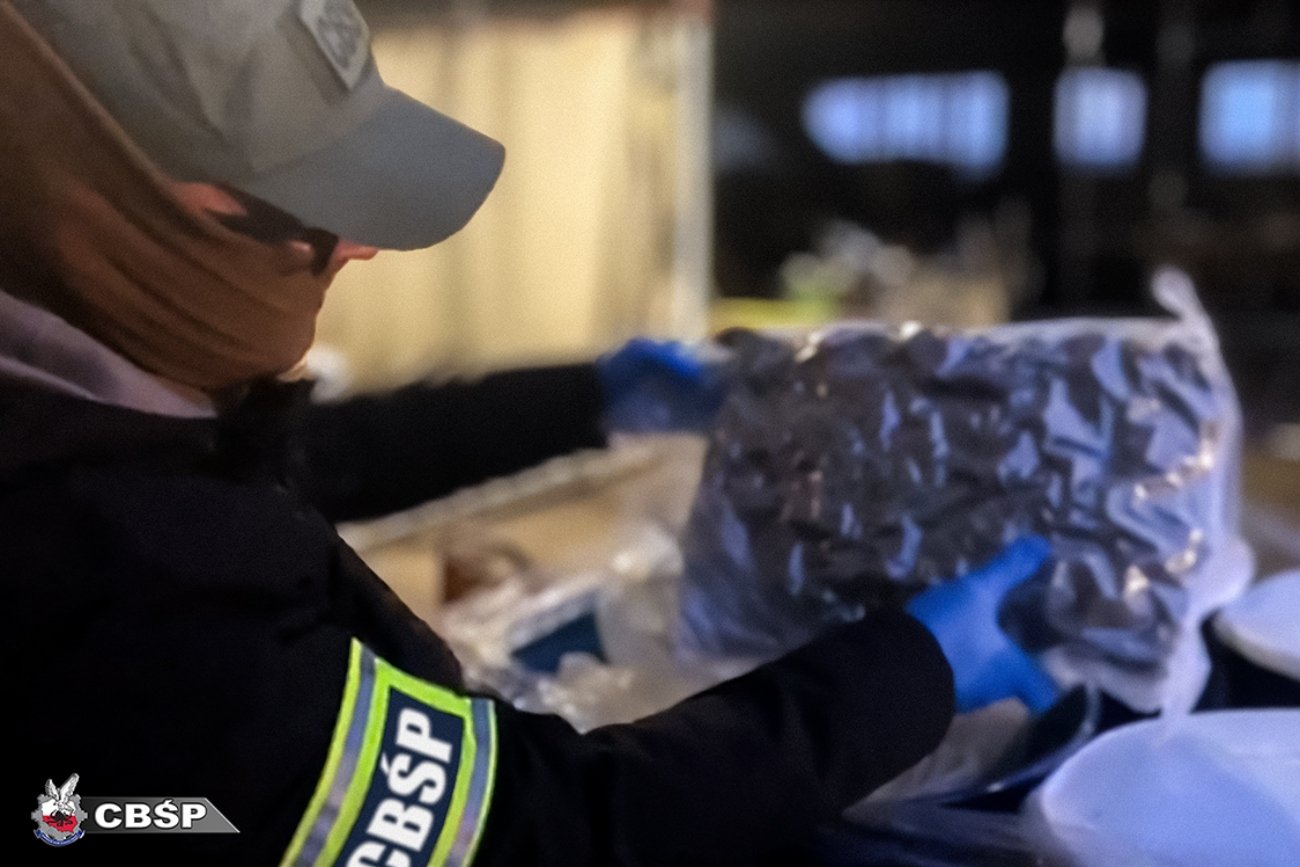 Miał przewozić koncentrat pomidorowy. W beczkach były narkotyki