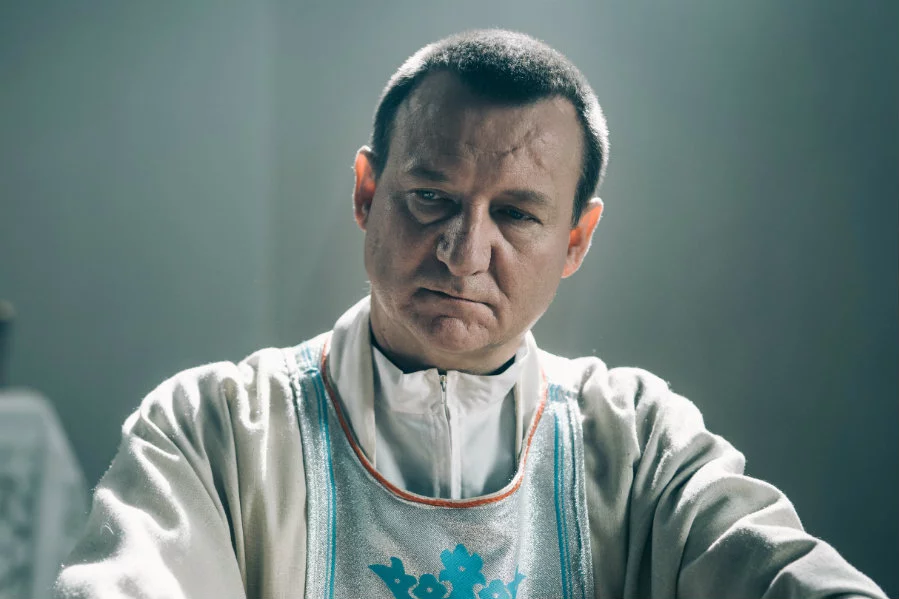 Robert Więckiewicz gra kapłana z prowincji, który jest notorycznym alkoholikiem. Zmienia się dopiero, gdy dochodzi do wniosku, jak ważna jest dla niego kochanka, z którą ma dziecko,