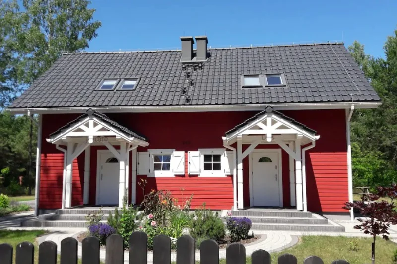 Czerwony domek nawiązuje do architektury skandynawskiej