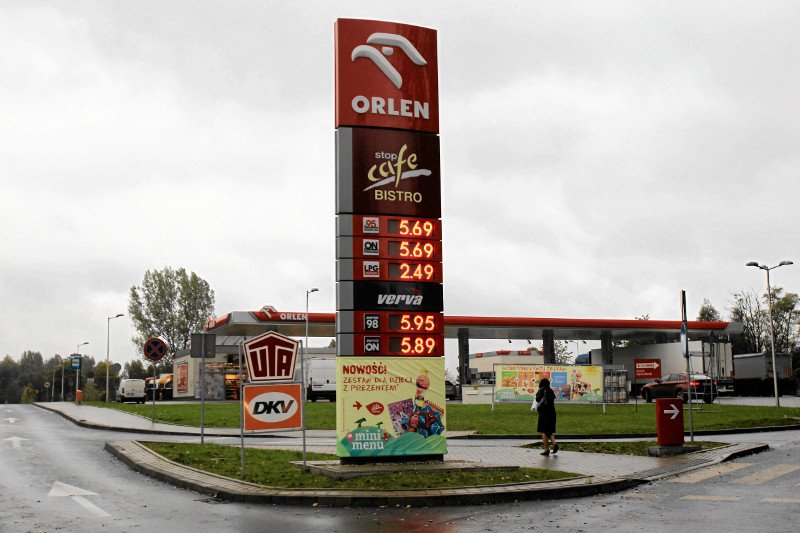 Rząd wymyślił jak sprytnie obejść zakaz handlu w niedzielę, który sam stworzył. Pomoże w tym Orlen.