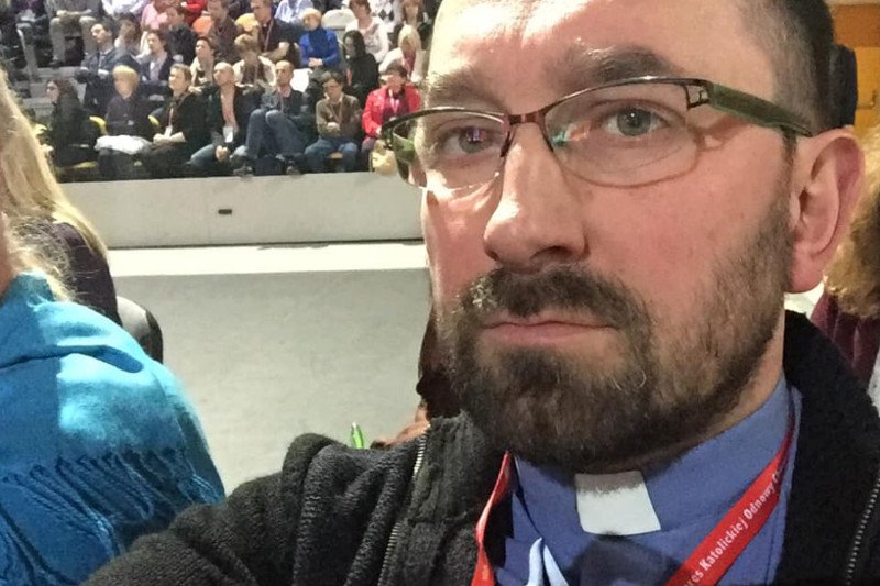 Ksiądz, który palił książki, teraz wyznaje, że choć potępia pedofilię, to filmu Sekielskich nie zamierza oglądać.