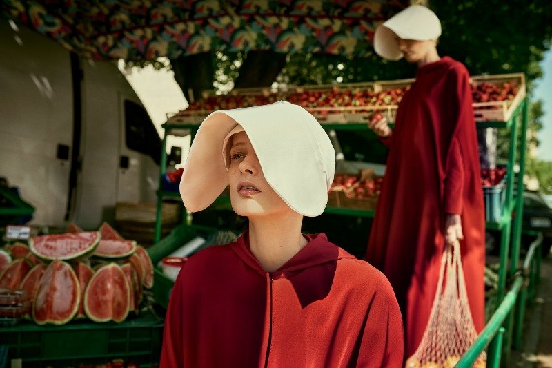 "Ostatnia kolekcja" to kampania inspirowana "Opowieścią podręcznej". Zwraca uwagę na problemy kobiet i  zachęca do wsparcia organizacji, walczącej o ich prawa