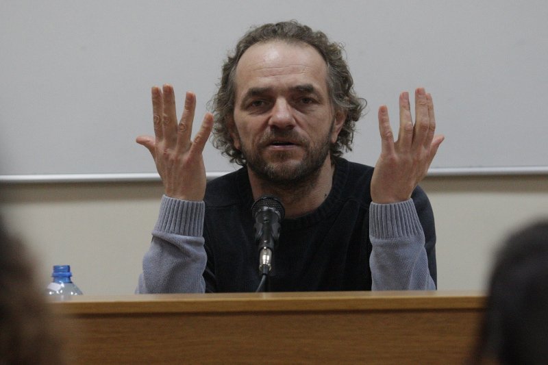 Piotr Najsztub nie stracił pracy w TOK FM. Potrącił starszą kobietę, prowadząc samochód bez uprawnień, przeglądu rejestracyjnego i ubezpieczenia, ale prokuratura stawia mu zarzut popełnienia czynu nieumyślnego.