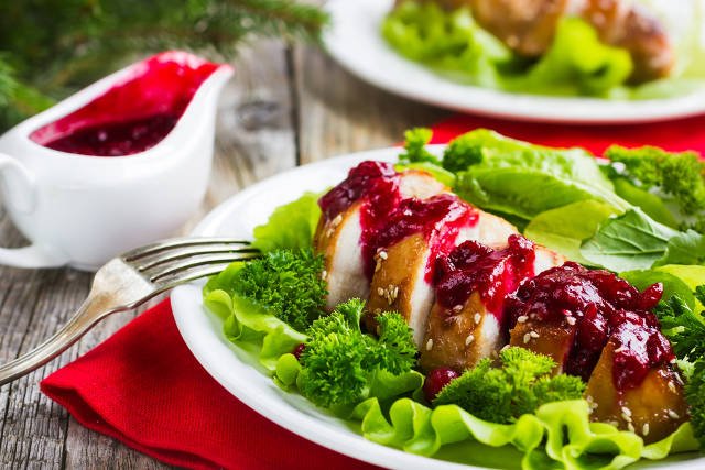 Chude mięso drobiowe lub wołowe jest dopuszczalne z  owocami z puszki np. ananasem, albo suszonymi śliwkami.