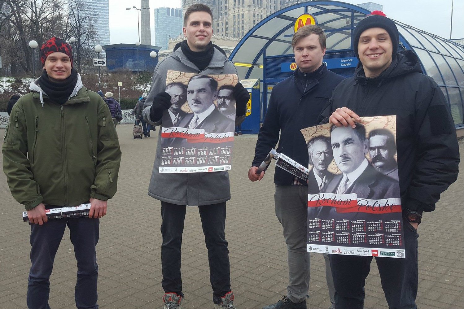 Młodzież Wszechpolska rozdaje plakaty w centrum Warszawy