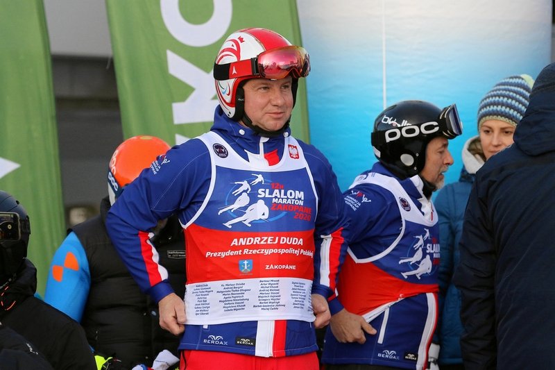 Cezary Tomczyk skomentował wyjazd Dudy na narty.