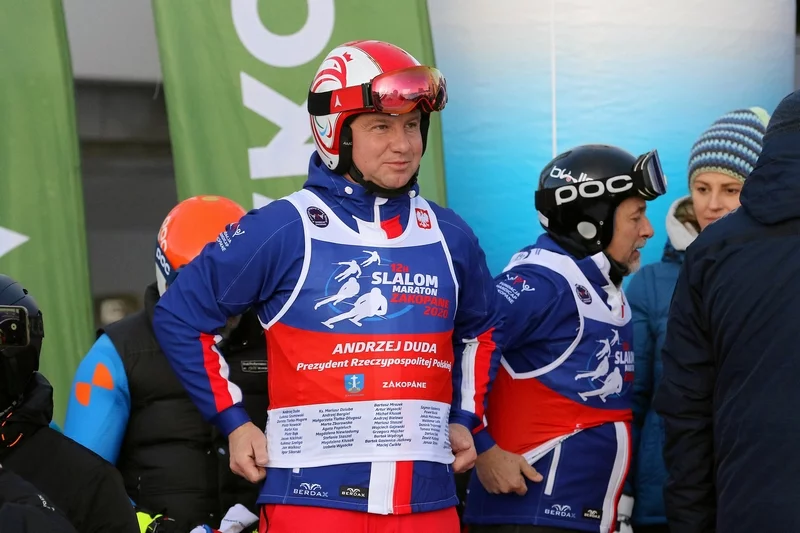 Cezary Tomczyk skomentował wyjazd Dudy na narty.