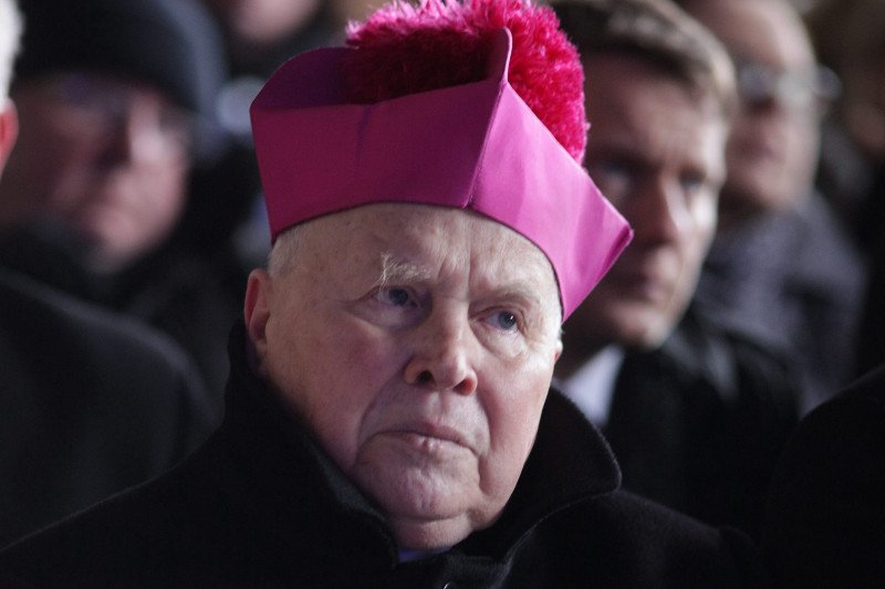 Gocłowski wciąż widzi w Wałęsie bohatera.