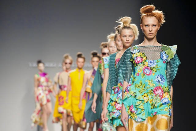 Modelki na wybiegu. Ile z osób, które interesują się modą widziało je na żywo?