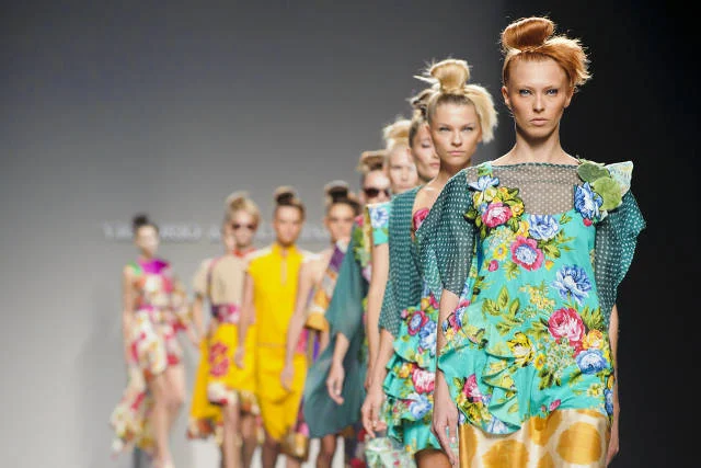 Modelki na wybiegu. Ile z osób, które interesują się modą widziało je na żywo?