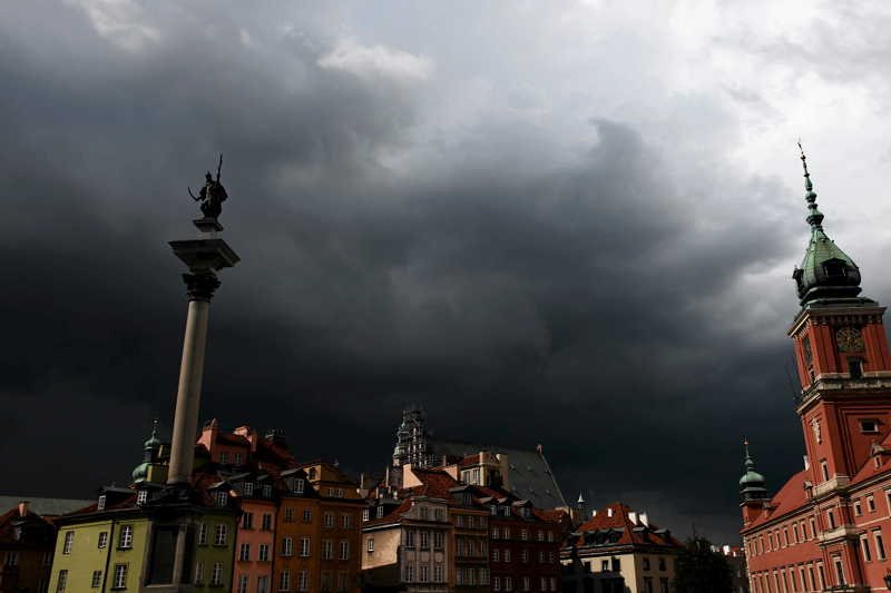 Burza nad Starym Miastem w Warszawie.