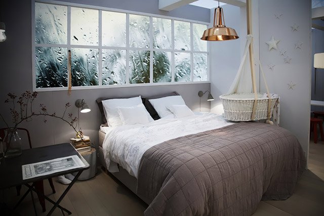 Modne są medziane lampy, które dają ciepłe złociste światło.