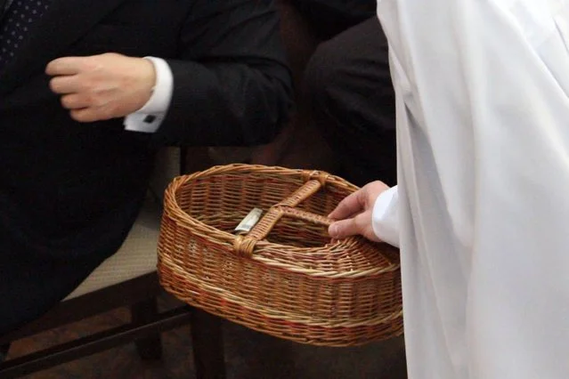Czasy "co łaska" bezpowrotnie minęły. Księża muszą dopinać budżet swoich parafii i starannie wyliczają koszty za uroczystości kościelne.