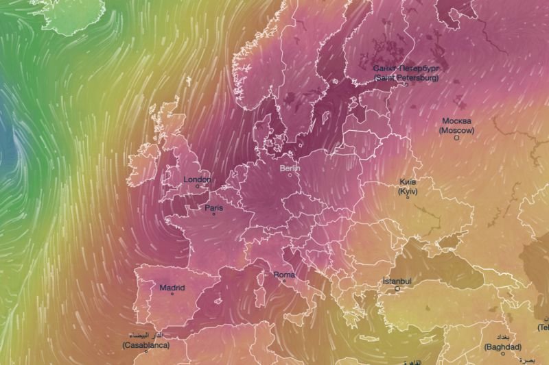 Wysoki wał ciśnienia oznaczono kolorem fioletowym.