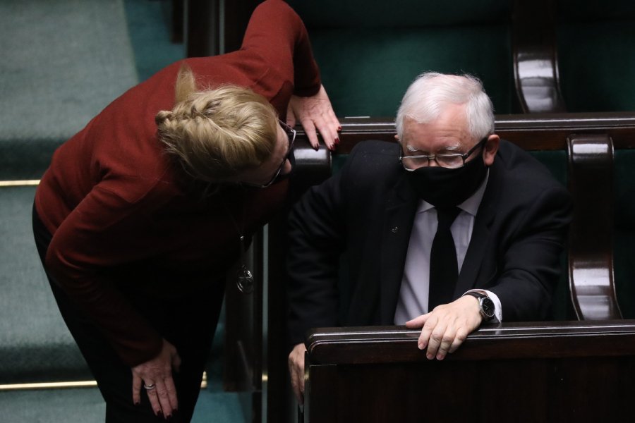 Polacy jednoznacznie uznali w sondażu, że Jarosław Kaczyński powinien odejść z funkcji prezesa PiS.