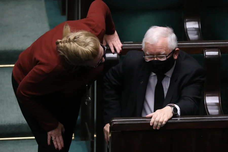 Polacy jednoznacznie uznali w sondażu, że Jarosław Kaczyński powinien odejść z funkcji prezesa PiS.