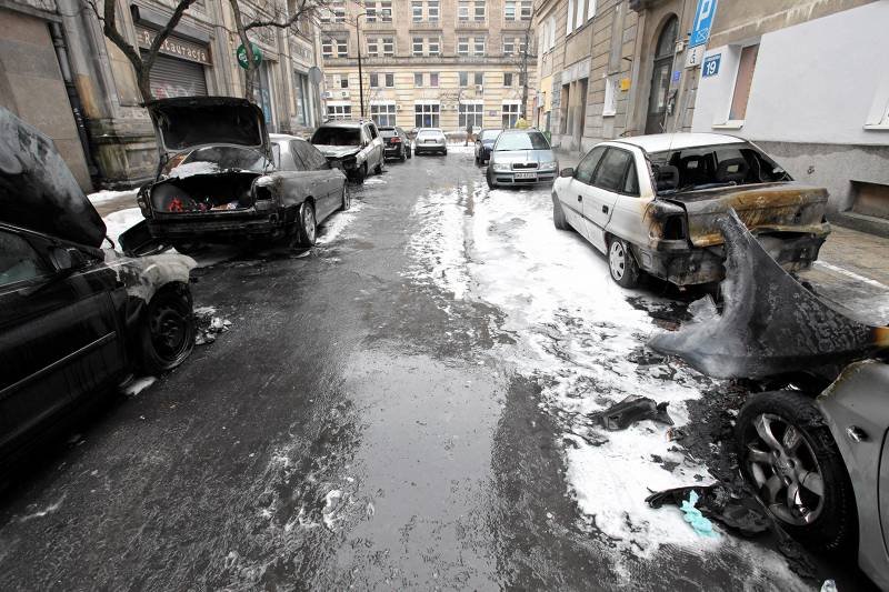 19.02.2012 Warszawa, ul.Oleandrów. Samochody podpalone przez nieznanych sprawców