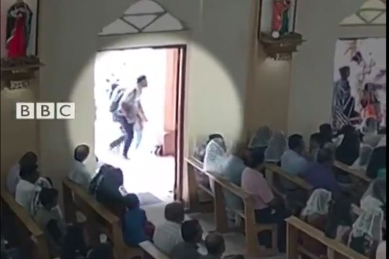 Zamachowiec wchodzi do kościoła w Negombo.