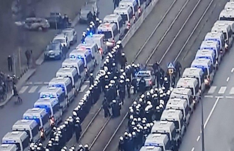 Domu Jarosława Kaczyńskiego miało pilnować ponad 80 radiowozów.