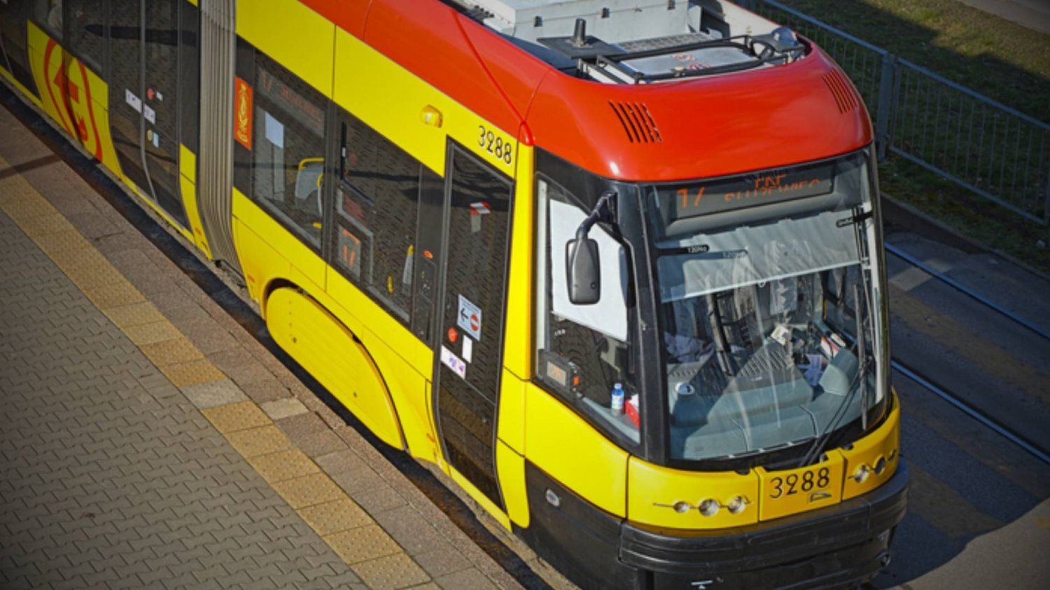 Chaos komunikacyjny w Warszawie Karambol tramwajów i autobusu w Warszawie. Są ranni