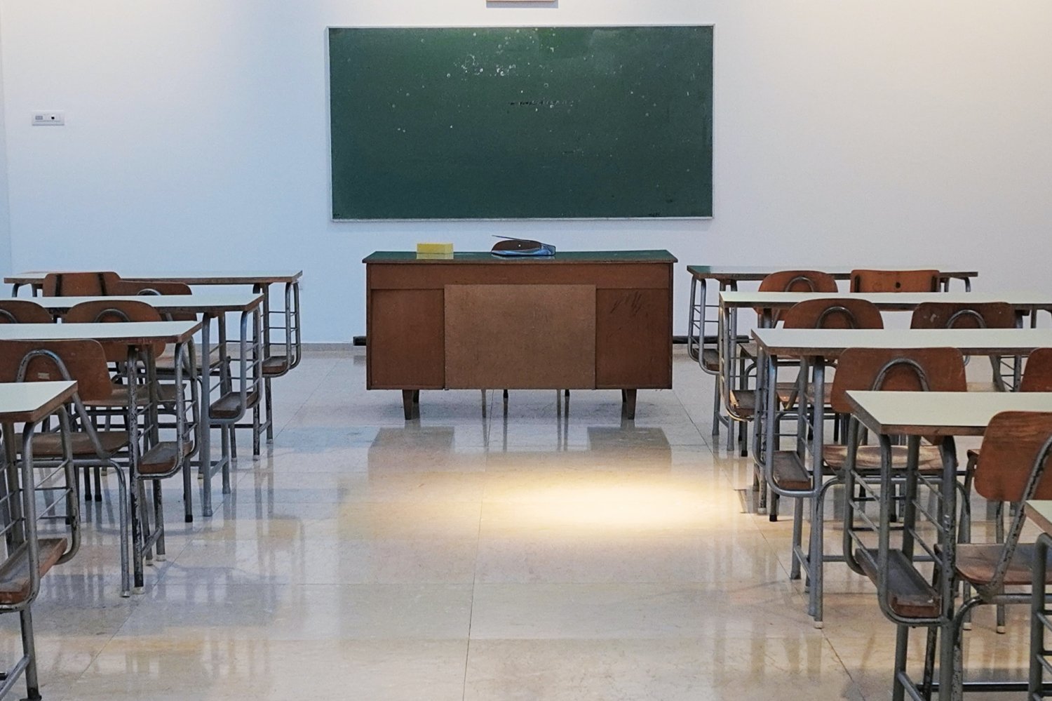 37-letni nauczyciel, który zamontował kamerkę w męskim WC, tłumaczy się dyrektorowi.